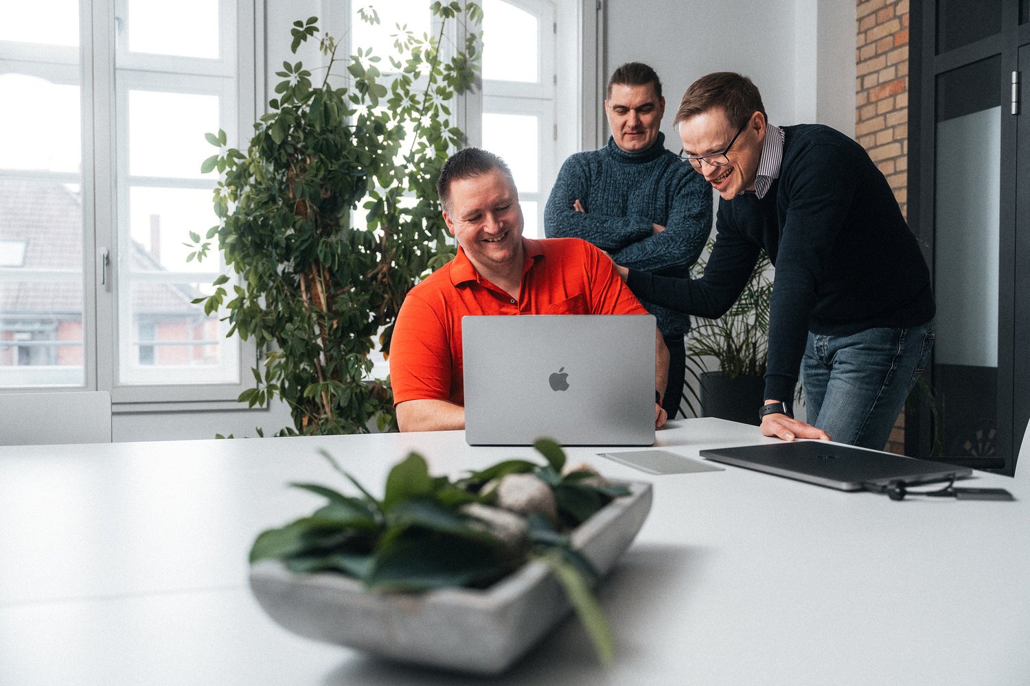 Foto von Tobias, Matthias und Alex vor einem Laptop